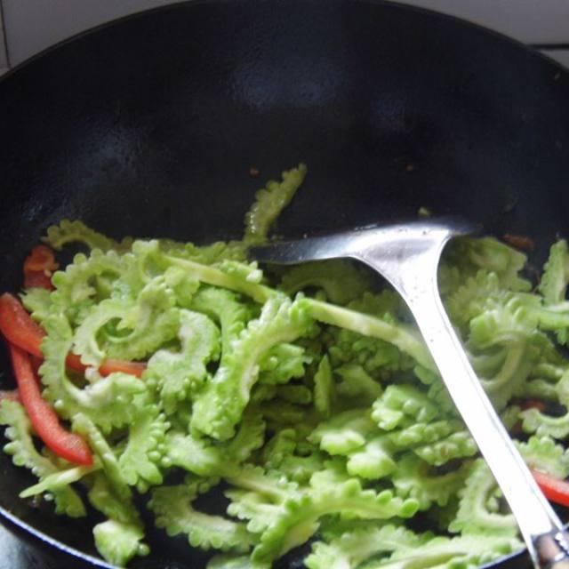 苦瓜怎么炒好吃又不苦(苦瓜怎么炒好吃又简单)