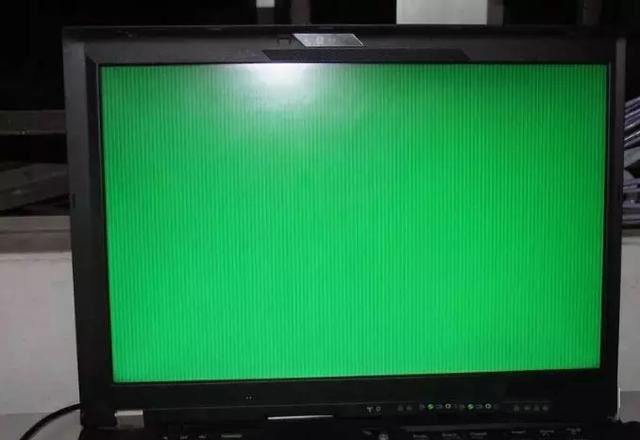 电脑绿屏是什么原因(电脑绿屏是什么原因window10)