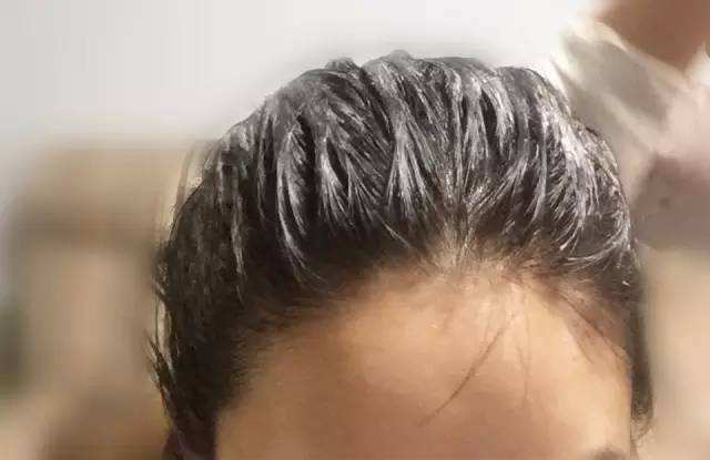 染发前要不要洗头(染发前要不要把头发打湿)