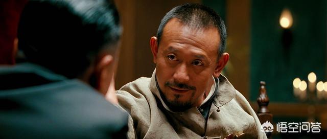 收下当狗
:《让子弹飞》的一场“鸿门宴”中，黄四郎、张麻子和汤师爷斗智斗勇，谁最吃亏？