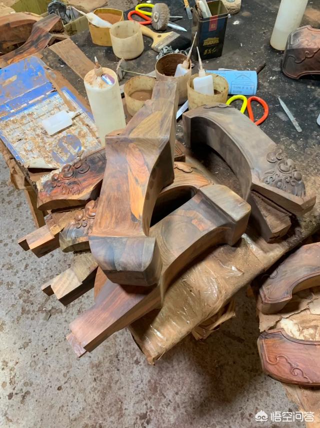 红木餐桌
:想买红木餐桌，哪种红木材料好？