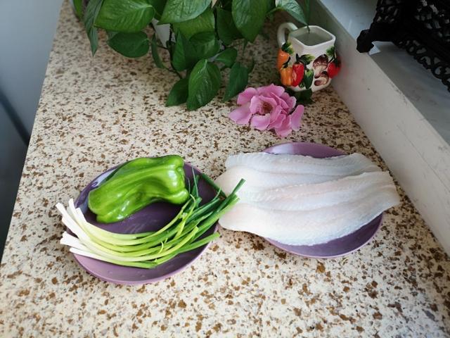 四喜饺子
:巴沙鱼饺子放啥菜好吃？