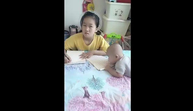 姐姐写作业我在后面