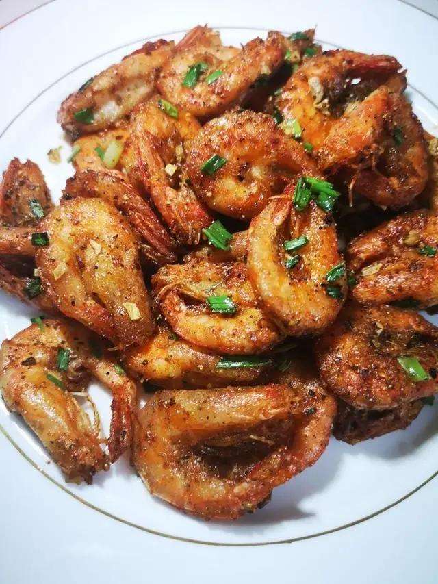 油焖大虾正宗的做法(大虾怎么做好吃又简单油焖大虾)